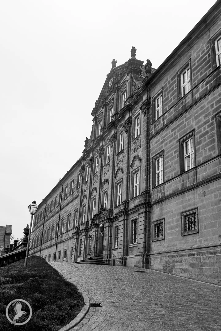 Schwarz-weiß-Fotografie Kloster Banz Eingangsfront schräge Perspektive